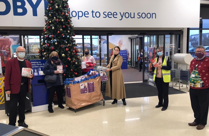 Victoria visits the Santa to a Senior Campaign