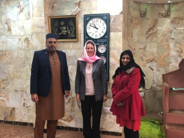 of Victoria at Merton Street Mosque with Yasmin Kaduji of Banbury Chamber of Commerce and B Hassan Hanif, Chairman of Banbury Madni Masjid.