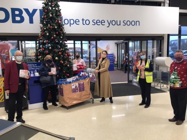 Victoria visits the Santa to a Senior Campaign